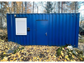 Sininen elintarviketyötila ikkunalla ja käyntiovella.