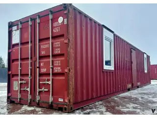 Punainen merikontista tehty konttiasunto ulkoa, ikkunat ja käyntiovi.