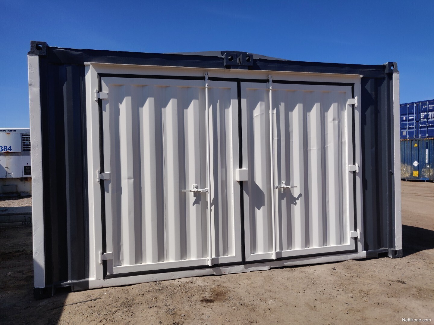 SVK Autotalli / monitoimitila kahdesta 9m kontista