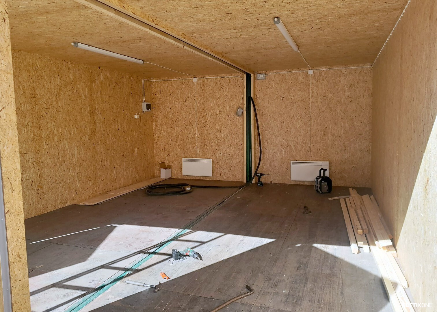 SVK Autotalli / monitoimitila kahdesta kontista, nro 493